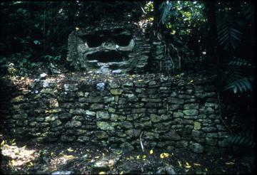 Piedras Negras: Structure K-5 Mask and wall below, click on image to enlarge