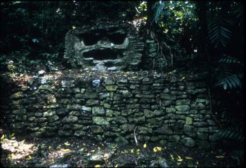 Piedras Negras: Estructura K-5 Máscara y pared abajo, haga clic sobre la imagen para agrandar Piedras Negras: Estructura K-5 Máscara y pared abajo, haga clic sobre la imagen para agrandar