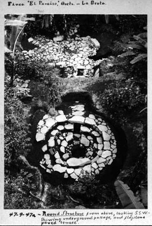 Excavaciones en el sitio El Paraíso, Quezaltenango, mostrando una estructura redonda.