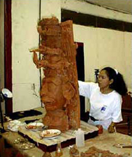 Figura 12:  Hilda de la Cruz trabajando en el Elemento 15/98 (derecha).