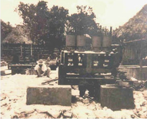 Figura 3d: Foto de un campamento chiclero histórico localizado cerca del ferrocarril del chicle que corría entre Leona Vicario y Puerto Morelos. Foto cortesía de Jorge Sánchez, de fecha desconocida.