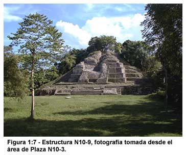 Figura 1:7-Estructura N10-9, fotograf&iacute;a tomada desde el &aacute;rea de Plaza N10-3.