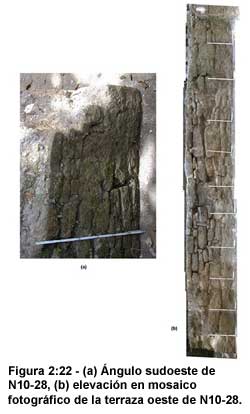 Figura 2:22-(a) &Aacute;ngulo sudoeste de N10-28, (b) elevaci&oacute;n en mosaico fotogr&aacute;fico de la terraza oeste de N10-28.
