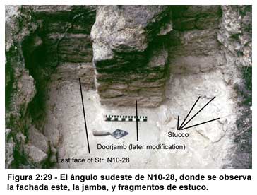 Figura 2:29-El &aacute;ngulo sudeste de N10-28, donde se observa la fachada este, la jamba, y fragmentos de estuco.