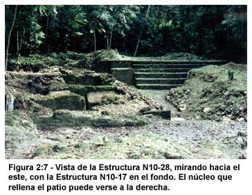 Figura 2:7-Vista de la Estructura N10-28, mirando hacia el este, con la Estructura N10-17 en el fondo. El n&uacute;cleo que rellena el patio puede verse a la derecha.