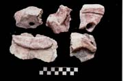 Figura 3:47 - Pieza decorativa mixta. El fragmento del &aacute;ngulo inferior izquierdo es una pluma.