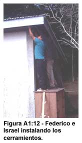 Figura A1:12-Federico e Israel instalando los cerramientos.