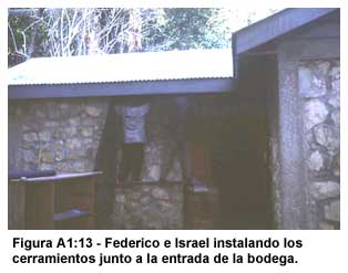 Figura A1:13-Federico e Israel instalando los cerramientos junto a la entrada de la bodega.