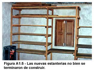 Figura A1:5-Las nuevas estanter&iacute;as no bien se terminaron de construir.