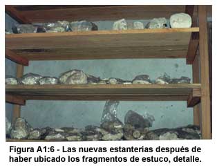 Figura A1:6-Las nuevas estanter&iacute;as despu&eacute;s de haber ubicado los fragmentos de estuco, detalle.