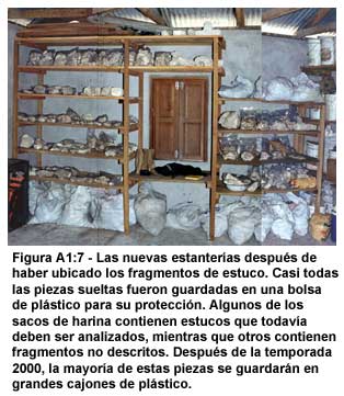 Figura A1:7-Las nuevas estanter&iacute;as despu&eacute;s de haber ubicado los fragmentos de estuco. Casi todas las piezas sueltas fueron guardadas en una bolsa de pl&aacute;stico para su protecci&oacute;n. Algunos de los sacos de harina contienen estucos que todav&iacute;a deben ser analizados, mientras que otros contienen fragmentos no descritos. Despu&eacute;s de la temporada 2000, la mayor&iacute;a de estas piezas se guardar&aacute;n en grandes cajones de pl&aacute;stico.