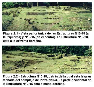 Figura 2:1-2:2: (foto de arriba) Figura 2:1: Vista panor&aacute;mica de las Estructuras N10-18 (a la izquierda) y N10-15 (en el centro). La Estructura N10-28 est&aacute; a la extrema derecha y; (foto de abajo) Figura 2:2: Estructura N10-18, detr&aacute;s de la cual est&aacute; la gran fachada del complejo de Plaza N10-3. La parte occidental de la Estructura N10-15 est&aacute; a mano derecha.