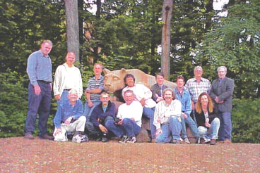 Foto 1: Los Participantes de la Conferencia posando con Nittany Lion del Estado de Penn.