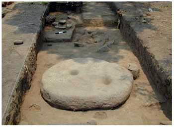 Figura 6. Piedra de monumento hallada en el patio de la Operación RV00 A.