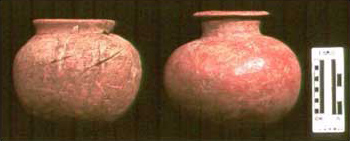 Vasijas de un depósito ritual de la fase Cataluña. La vasija de la izquierda es Mopa Anaranjado. La vasija de la derecha es Chorrera Rojo.