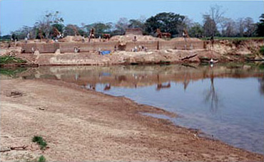 Figura 5: Vista de las excavaciones desde la ribera oeste del Río Chiquito.