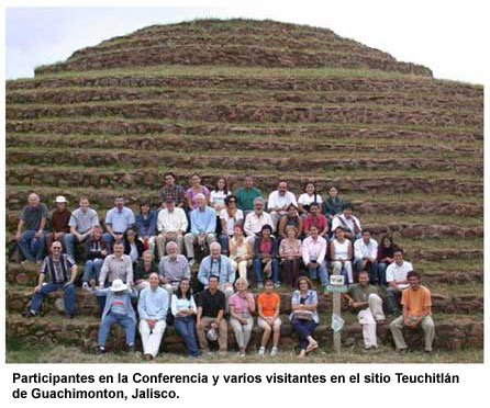 Participantes de la conferencia y varios visitantes del sitio Guachimonton de Teuchitlán, Jalisco.
