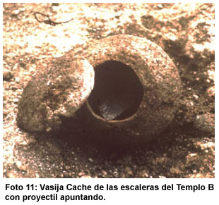 Foto 11: Vasija Cache de las escaleras del Templo B con proyectil apuntando. Foto 11: Vasija Cache de las escaleras del Templo B con proyectil apuntando.