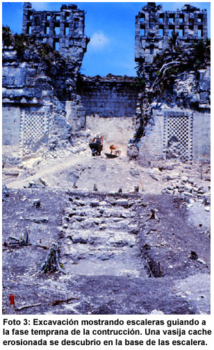 Foto 3: Excavación mostrando escaleras guiando a la fase temprana de la contrucción. Una vasija cache erosionada se descubrío en la base de las escalera.