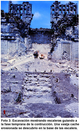 Foto 3: Excavación mostrando escaleras guiando a la fase temprana de la contrucción. Una vasija cache erosionada se descubrío en la base de las escalera. Foto 3: Excavación mostrando escaleras guiando a la fase temprana de la contrucción. Una vasija cache erosionada se descubrío en la base de las escalera.