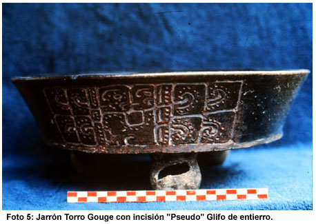Foto 5: Jarrón Torro Gouge con incisión "Pseudo" Glifo de entierro. Foto 5: Jarrón Torro Gouge con incisión "Pseudo" Glifo de entierro.