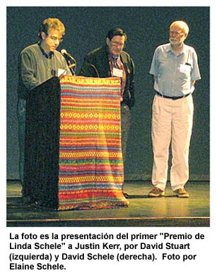 La foto es la presentación del primer "Premio de Linda Schele" a Justin Kerr, por David Stuart (izquierda) y David Schele (derecha). Foto por Elaine Schele.