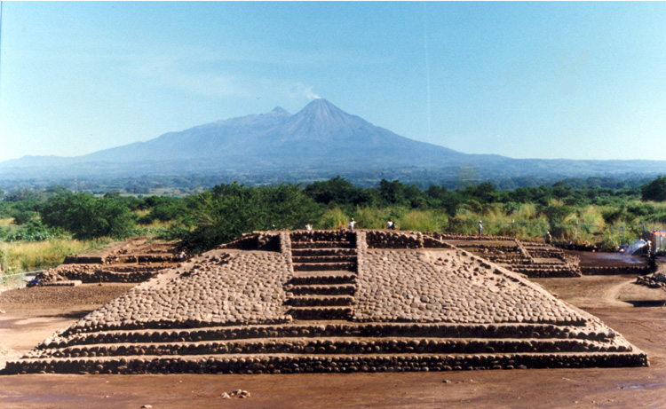 Figura 20. Pirámide principal de La Campana, Colima (nótese el volcán humeante en el fondo) (según Jarquín y Martínez 2002).