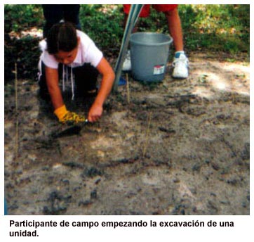Participante de campo empezando la excavaci&oacute;n de una unidad.