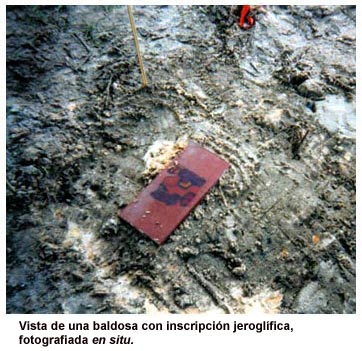 Vista de una baldosa con inscripci&oacute;n jerogl&iacute;fica, fotografiada en situ.