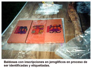 Baldosas con inscripciones en jerogl&iacute;ficos en proceso de ser identificadas y etiquetiadas.