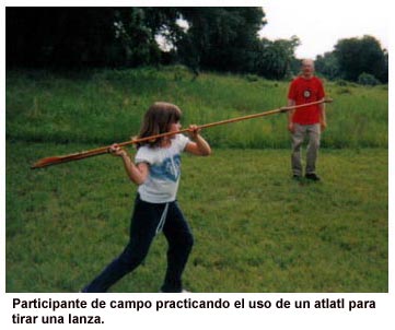 Participante de campo practicando el uso de un atlatl para tirar una lanza.