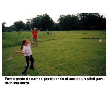 Participante de campo practicando el uso de un atlatl para tirar una lanza.